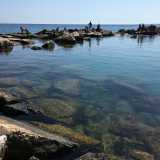 Da qui si estende poi una sorta di molo lungo all�incirca cinquanta metri che permette di raggiungere acque pi� profonde...